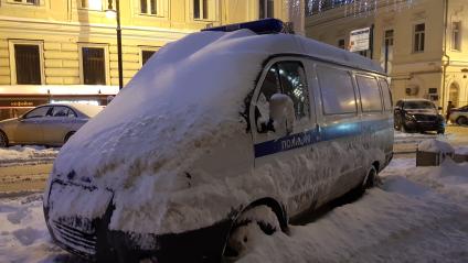 Москва. Полицейская машина, занесенная снегом.