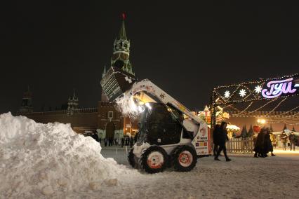 Москва. Снегоуборочная техника на Красной площади.