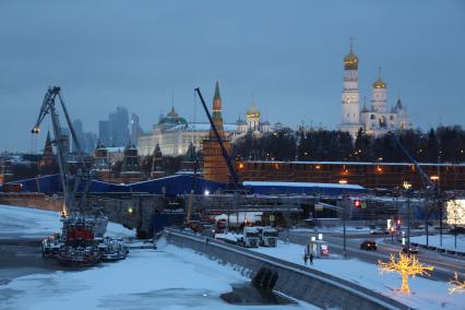 Москва. Вид на Большой Москворецкий мост.