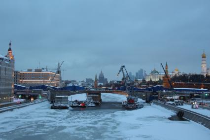 Москва. Вид на Большой Москворецкий мост.