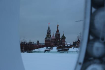 Москва. Вид на Спасскую башню с территории природно-ландшафтного парка `Зарядье`.