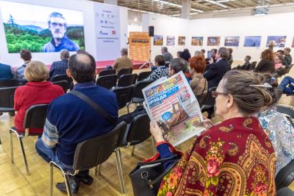 Москва.   Посетители фестиваля природы `Первозданная Россия` в ЦДХ на Крымском Валу.