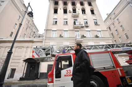 Москва. Жилой дом на Никитском бульваре, где произошел пожар.