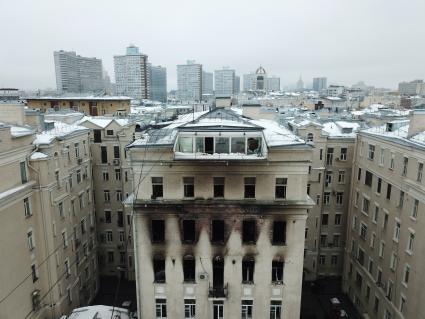 Москва. Жилой дом на Никитском бульваре, где произошел пожар.