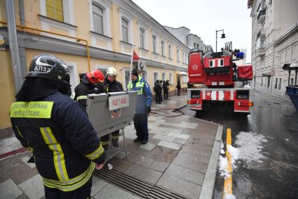 Москва. Пожарные у жилого дома на Никитском бульваре, где произошел пожар.