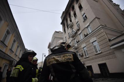 Москва. Жилой дом на Никитском бульваре, где произошел пожар.