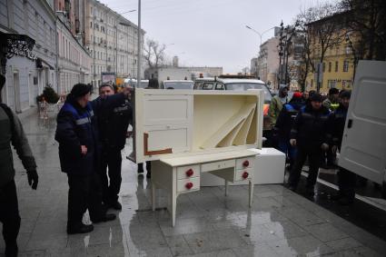 Москва. Рабочие выносят мебель из  квартир жилого дома на Никитском бульваре, где произошел пожар.