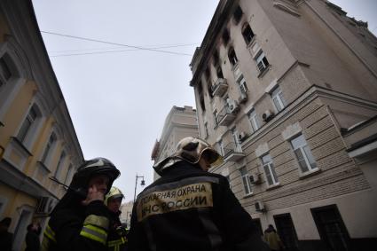 Москва. Жилой дом на Никитском бульваре, где произошел пожар.