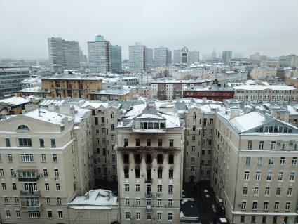 Москва. Жилой дом на Никитском бульваре, где произошел пожар.