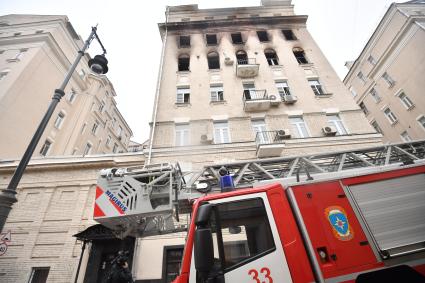 Москва. Жилой дом на Никитском бульваре, где произошел пожар.