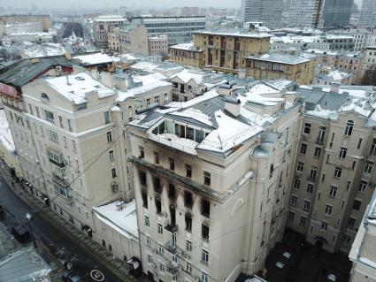 Москва. Жилой дом на Никитском бульваре, где произошел пожар.