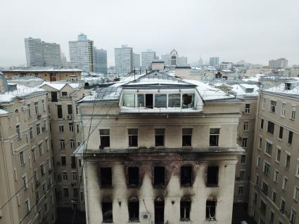 Москва. Жилой дом на Никитском бульваре, где произошел пожар.