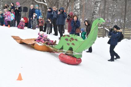 Москва. В парке `Сокольники`прошел фестиваль креативных детских саней  `Battle Саночки`.