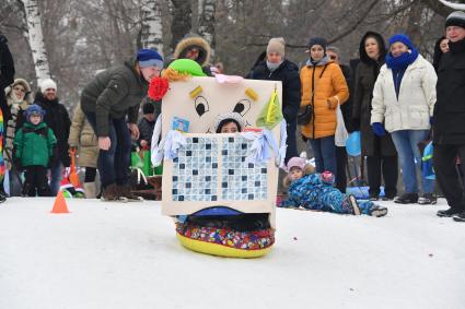 Москва. В парке `Сокольники`прошел фестиваль креативных детских саней  `Battle Саночки`.