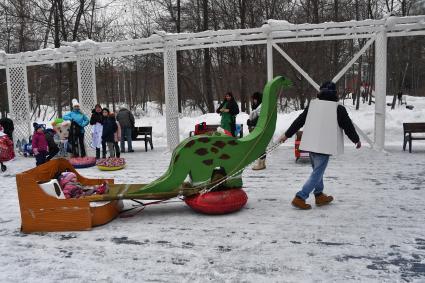 Москва. В парке `Сокольники`прошел фестиваль креативных детских саней  `Battle Саночки`.