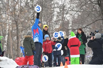 Москва. В парке `Сокольники`прошел фестиваль креативных детских саней  `Battle Саночки`.