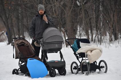 Москва.  Мужчина среди детских колясок.