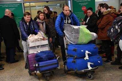 Москва. Пассажиры в аэропорту Шереметьево-2.