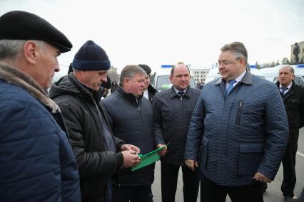 Ставрополь. Губернатор Ставропольского края Владимир Владимиров (справа на первом плане) во время передачи новых автомобилей скорой помощи медучреждениям.