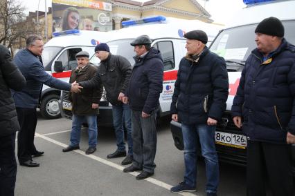 Ставрополь. Губернатор Ставропольского края Владимир Владимиров  (слева) во время передачи новых автомобилей скорой помощи  медучреждениям.