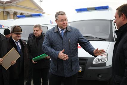 Ставрополь. Губернатор Ставропольского края Владимир Владимиров (в центре) во время передачи новых автомобилей скорой помощи медучреждениям.