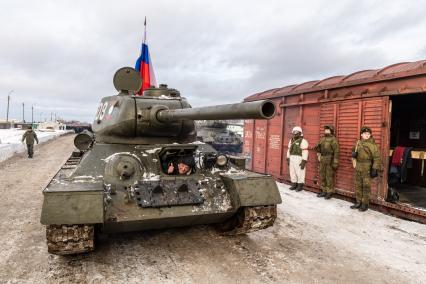 Московская область, Наро-Фоминск.  Военный обозреватель `Комсомольской правды` Виктор Баранец  в одном из танков Т-34 , переданных Министерством обороны Лаосской Народно-Демократической Республики военному ведомству РФ.