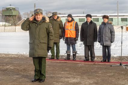 Московская область, Наро-Фоминск. Заместитель Министра обороны РФ Дмитрий Булгаков  на торжественной встрече эшелона с танками Т-34 , переданных Министерством обороны Лаосской Народно-Демократической Республики военному ведомству РФ.