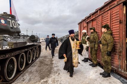 Московская область, Наро-Фоминск. Окропление святой водой  эшелона с танками Т-34 , переданных Министерством обороны Лаосской Народно-Демократической Республики военному ведомству РФ.