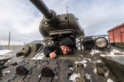Московская область, Наро-Фоминск. Военный обозреватель `Комсомольской правды` Виктор Баранец в одном из танков Т-34 , переданных Министерством обороны Лаосской Народно-Демократической Республики военному ведомству РФ.