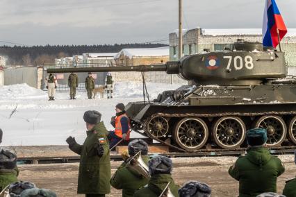 Московская область, Наро-Фоминск. Торжественная встреча эшелона с танками Т-34 , переданных Министерством обороны Лаосской Народно-Демократической Республики военному ведомству РФ.