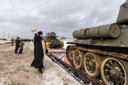 Московская область, Наро-Фоминск. Окропление святой водой  эшелона с танками Т-34 , переданных Министерством обороны Лаосской Народно-Демократической Республики военному ведомству РФ.