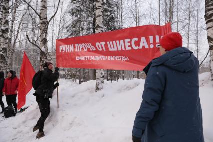 Сыктывкар.  Участники митинга `Россия не помойка`.