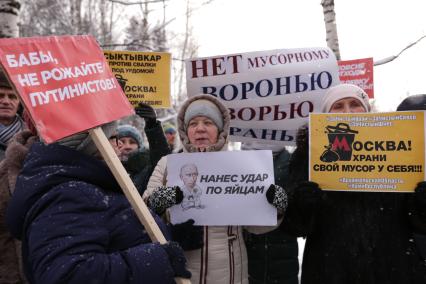 Сыктывкар.  Участники митинга `Россия не помойка`.