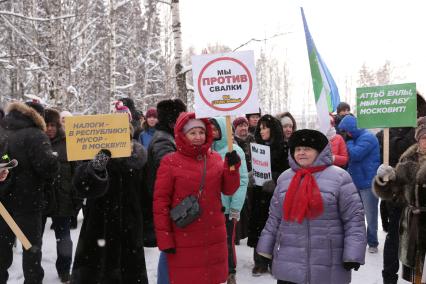 Сыктывкар.  Участники митинга `Россия не помойка`.