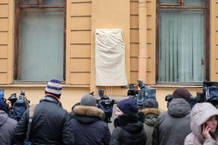 Санкт-Петербург.   Во время церемонии открытия мемориальной доски писателю Даниилу Гранину на Малой Посадской улице.