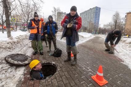 Москва. Диггеры из отдела архитектурных подземных исследований ВООПИиК (Всероссийское общество охраны памятников истории и культуры) готовятся к спуску в коллектор.