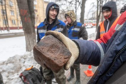 Москва. Кирпич со старинным клеймом , который нашли во время экспедиции диггеров из отдела архитектурных подземных исследований ВООПИиК (Всероссийское общество охраны памятников истории и культуры).