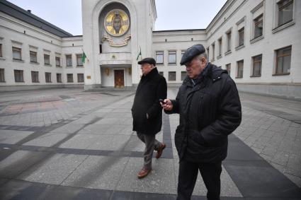 Москва.   Корреспондент `Комсомольской правды` Александр Гамов ( справа) на встрече с  советником Патриарха Кирилла  по вопросам строительства Владимиром Ресиным  у Синодальной резиденции  Святейшего Патриарха в Свято-Даниловом монастыре .