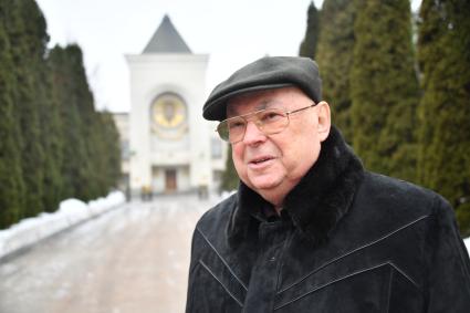 Москва. Советник Патриарха Кирилла по вопросам строительства Владимир Ресин у Синодальной резиденции Святейшего Патриарха в Свято-Даниловом монастыре .