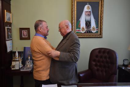 Москва. Корреспондент `Комсомольской правды` Александр Гамов ( слева) на встрече с советником Патриарха Кирилла по вопросам строительства Владимиром Ресиным в его офисе в Свято-Даниловом монастыре.