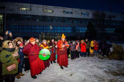 Новосибирск. Буддийские монахи во время проведения очищающего ритуала Дугжууба в Ринчин дацане во время буддийского Нового года.