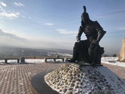 Республика Хакасия, Абакан. Памятник древнему воину в доспехах Площади Скорби.