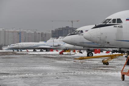 Москва. Самолет Як-42Д на аэродроме `Остафьево` в московском авиационном  центре.