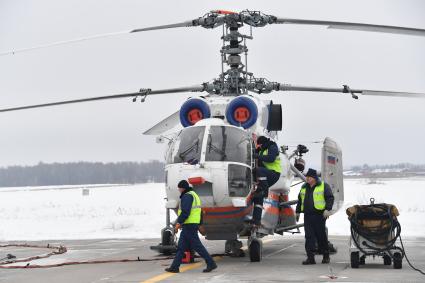 Москва. Пожарный вертолет Камое Ка-32А  на аэродроме `Остафьево` в московском авиационном  центре.