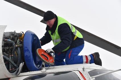 Москва.  Сотрудники  Московского авиационного центра готовят вертолеты к  работе.