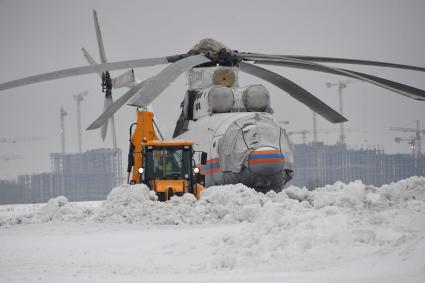 Москва. Пожарный вертолет Камое Ка-32А на аэродроме `Остафьево` в московском авиационном центре.
