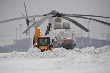 Москва. Пожарный вертолет Камое Ка-32А  на аэродроме `Остафьево` в московском авиационном  центре.