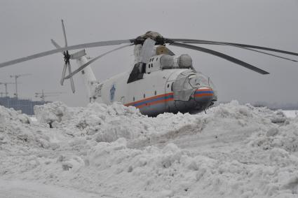 Москва. Пожарный вертолет Камое Ка-32А на аэродроме `Остафьево` в московском авиационном центре.