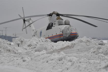 Москва. Пожарный вертолет Камое Ка-32А  на аэродроме `Остафьево` в московском авиационном  центре.