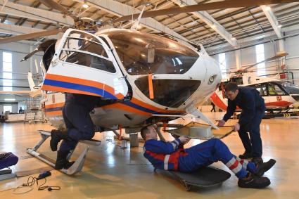 Москва. Специалисты осматривают пожарный вертолет Камое Ка-32А в ангаре аэродрома `Остафьево` в московском авиационном центре.